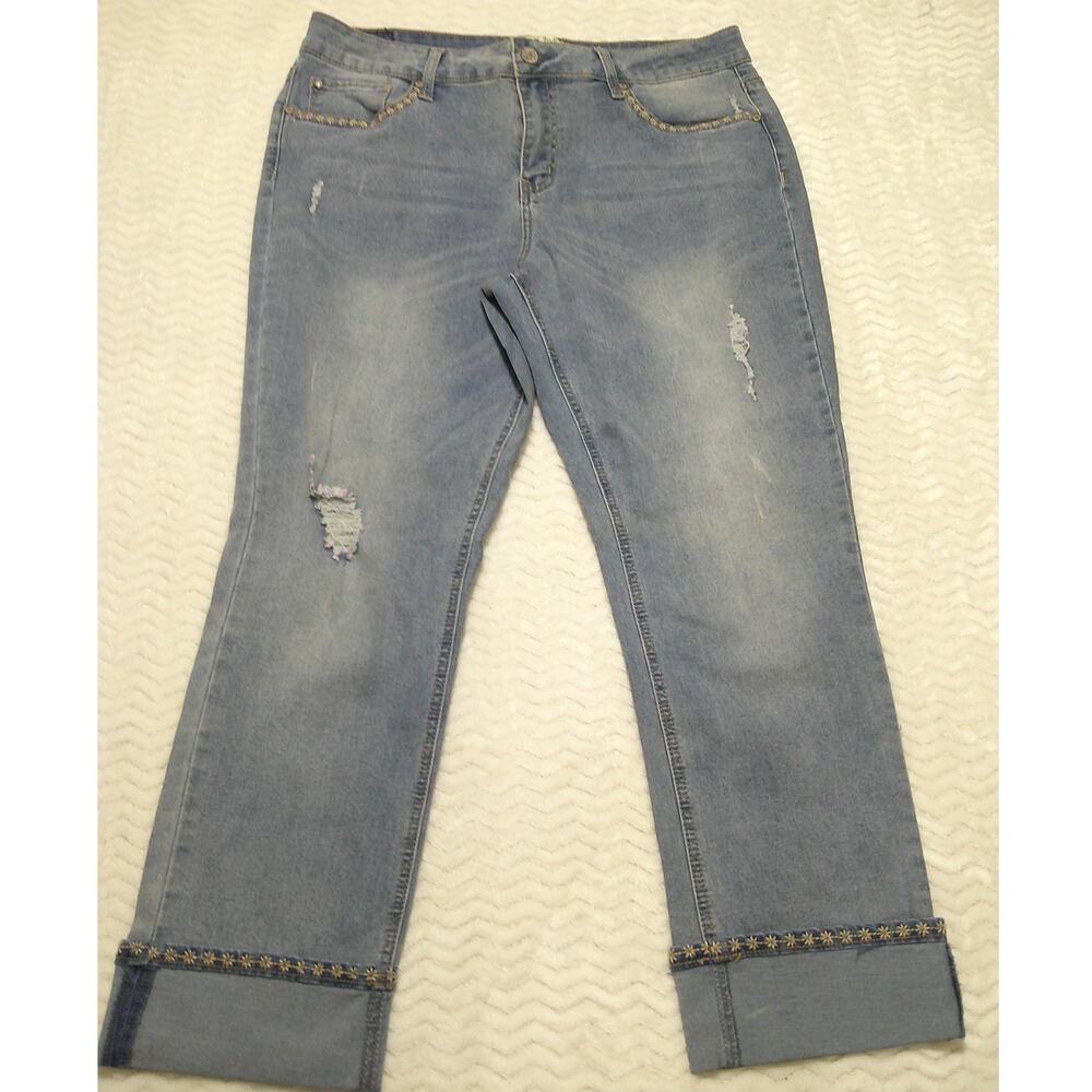 NWOT Love Indigo Women's Jean's 16 Floral Stitched Trim Light Wash Straight Leg